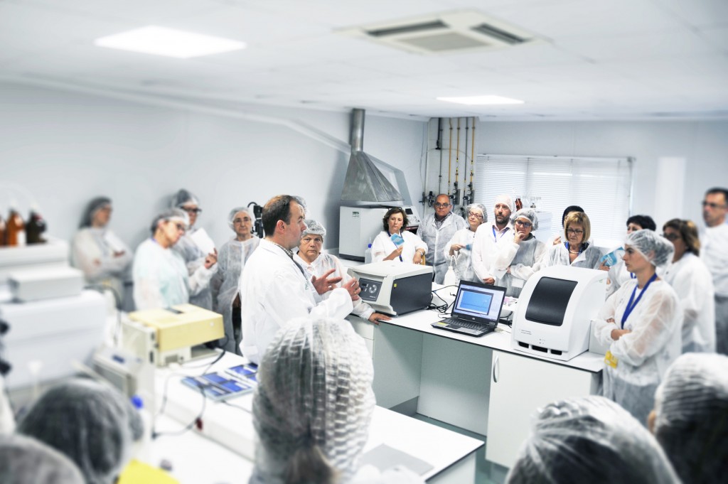 Los farmacéuticos presentes en el acto tuvieron la ocasión de visitar el laboratorio de Homeosor