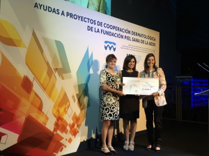 Premio FPS - Dras. Isabel Betlloch e Isabel Belinchón con Mariona Buxadé de Lab. Viñas - 1 (1)