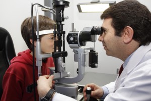 dr-gris-y-paciente-joven-con-queratocono