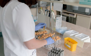 El CGCOF y el Ministerio elaboran una guia dispensacin de productos autodiagnostico vih