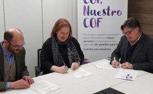 La Presidenta del Colegio Oficial de Farmacéuticos de Navarra, Marta Galipienzo Jiménez, y el Presidente de Farmamundi, Ricard Troiano i Gomà, durante la firma