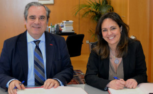 El presidente del Consejo General de Colegios Farmacéuticos, Jesús Aguilar, y la directora general de la Fundación Luzón, Ana López-Casero