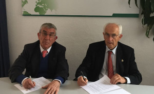 FOTO: El presidente de FSFE, Rafael Martínez Montes y el presidente de la Academia Iberoamericana de Farmacia, Alberto Ramos.