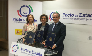 FOTO: la ministra de Sanidad, Servicios Sociales e Igualdad, Dolors Montserrat y el presidente del CGCOF, Jesús Aguilar