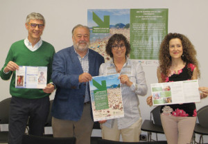 José Luis Sáez Presa, delegado provincial en Álava del Colegio de Ópticos-Optometristas; Patxi Ormazábal, presidente de la AECC-ÁLAVA; Milagros López de Ocáriz, presidenta del COF Álava y Marisa Martínez, directora del Centro de Información de Medicamentos del COF ÁLAVA
