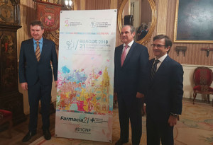Miguel López, Jesús Aguilar y Miguel Lacalle, posan junto al cartel del 21 Congreso Nacional de Farmacia