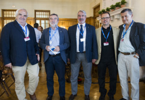 de izquierda a derecha: el Dr. Ramón Cisterna, jefe de Servicio de Microbiología del Hospital Universitario de Basurto; José Antonio Taboada, jefe del Servicio de Enfermedades Transmisibles de la Consellería de Sanidad de la Xunta de Galicia; el Dr. Raúl Ortiz de Lejarazu, jefe de Servicio de Microbiología e Inmunología del Hospital Clínico de Valladolid; el Dr. Federico Martinón-Torres, jefe del Servicio de Pediatría y coordinador del centro colaborador de la OMS en seguridad vacunal de Santiago; y el Dr. Julio Vázquez, director del Centro Nacional de Microbiología, del Instituto de Salud Carlos III