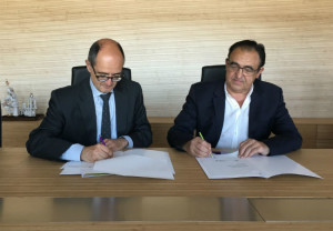 El Rector de la Universidad San Jorge, Carlos Pérez Caseiras y el presidente de Novaltia, Miguel Ángel Artal firman el documento de renovación de la Cátedra