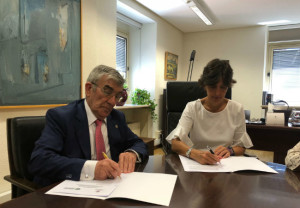 La vicerrectora, Isabel Fernández Torres y el presidente de FSFE, Rafael Martínez Montes