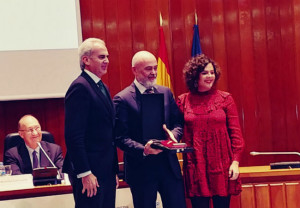 Gaspar Linares, tesorero del Consejo de Cofares, y Carmen Peris, de la plataforma Destino Salud, recogiendo el premio en la categoría de ‘Fomento de las tecnologías sanitarias’ 