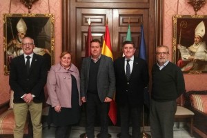 Foto de familia de los representantes de COF Sevilla y el edil, Juan Espadas