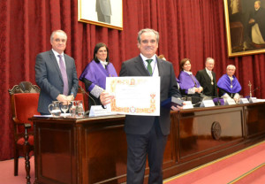 Jesús Aguilar, tras ser su ingreso en la Academia Iberoamericana de farmacia como académico correspondiente electo