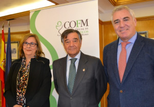 Susana Belmonte Cortés, vocal de Salud Pública y/o en la Administración del Colegio Oficial de Farmacéuticos de Madrid; Luis J. González Díez, presidente del Colegio Oficial de Farmacéuticos de Madrid, y Pablo Altozano Soler,