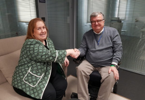  La presidenta del Colegio Oficial de Farmacéuticos de Navarra, Marta Galipienzo, y el presidente de ANELA, Montxo Iriarte, tras la firma del convenio 