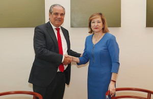 Jesús Aguilar, Presidente del CGCOF y Concha Jiménez, directora general de Efectivo y Sucursales del Banco de España en la firma del convenio.