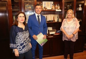 De izquierda a derecha: Remedios Bocanegra, secretaria técnica del Colegio de Farmacéuticos de Huelva y comisaria de la exposición; Jorge J. García Maestre, presidente del Colegio de Farmacéuticos de Huelva; y Manuela Mª Caro, delegada territorial de Salud y Familias