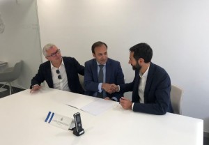 Carlos Varela, consejero del Grupo Cofares, Eduardo Pastor, presidente del Grupo Cofares, y  José González-Dans, director general corporativo del Real Club Deportivo.