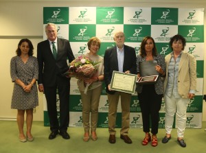 Foto de familia en la entrega del premio a Raúl Guerra, en el centro