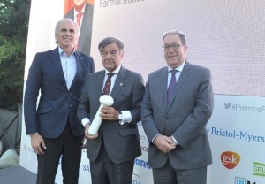  Luis González posa con el premio, entregado de manos de Enrique Ruiz Escudero, consejero en funciones de Sanidad de la Comunidad de Madrid (izda.), y Cecilio Venegas, presidente del COF de Badajoz
