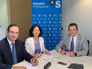 Luis María de Palacio Guerrero junto a Blanca Montero Corominas, durante la firma