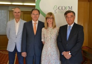 Óscar López Moreno, vocal de Titulares de Oficinas de Farmacia del COFM; Rafael Areñas, titular de Oficina de Farmacia en Madrid; Sandra López, farmacéutica del Servicio de Información Técnica del COFM; y Luis J. González Díez, presidente del Colegio Oficial de Farmacéuticos de Madrid.
