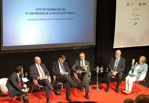 Vicenç J. Calduch, en el centro, durante el debate