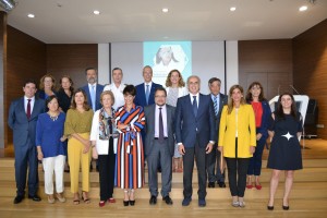 Foto de familia de miembros de la Junta de Gobierno del COFM y de las asociaciones farmacéuticas, junto con el consejero de Sanidad, Enrique Ruiz Escudero