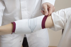 Lekarz ortopeda zakada biay konierz ortopedyczny kobiecie siedzc