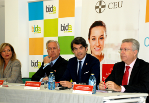 Mesa presidencial de inauguración formada por María Luisa Ríos, directora del Instituto de Posgrado y Extensión Académica de la FSPA-CEU; Luis Menchén, miembro del Consejo Rector de Bidafarma; Jaime Javier Domingo, director de Desarrollo de Mercados FSPA-CEU; y el coordinador del PADEOF, Andrés Contreras.