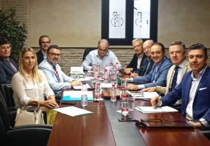 El presidente del CACOF, Antonio Mingorance, y los presidentes de los Colegios Farmacéuticos andaluces, durante la firma del manifiesto