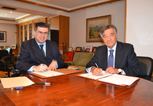 Los presidentes de la Federación de Asociaciones de Personas con Discapacidad Física y Orgánica de la Comunidad de Madrid (FAMMA-Cocemfe Madrid), Francisco Javier Font García, y del Colegio Oficial de Farmacéuticos de Madrid (COFM), Luis González Díez, firman el Convenio de Colaboración.