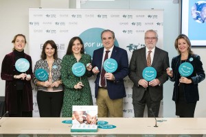 Foto de familia para presentar el bálsamo solidario de Babé