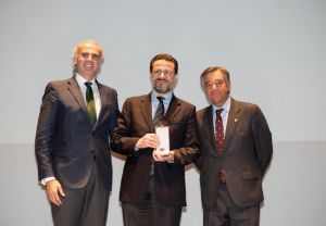 Enrique Ruiz Escudero, consejero de Sanidad de la Comunidad de Madrid; Javier Fernández-Lasquetty y Blanc, consejero de Hacienda de la Comunidad de Madrid; y Luis González Díez, presidente del COFM