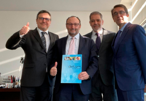 Foto de familia de los representantes de Cantabria Labs y Dieticare, tras la compra de las acciones