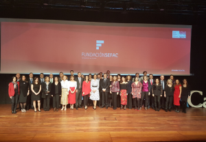 Foto de familia durante la presentación de la Fundación SEFAC