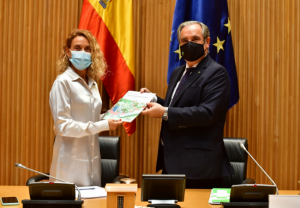 Jesús Aguilar entrega a la presidenta del Congreso el documento “Propuestas de la Profesión Farmacéutica a los retos presentes y futuros del Sistema Nacional de Salud”