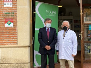 Luis González, presidente del COFM, y Luis Antonio Escudero, farmacéutico titular de la farmacia de Ribatejada