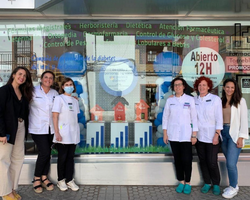 Equipo de la farmacia I+ Nieves González Aguilar, Torreblanca (Sevilla). 