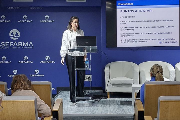 Asefarma organiza una nueva formación para farmacéuticos sobre inspecciones fiscales, impartida por Aroa Jiménez, para garantizar la correcta gestión en la farmacia.