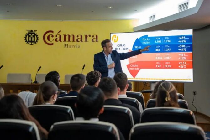 Javier López imparte una ‘clase magistral’ a universitarios y ofrece una visión del liderazgo basado en valores