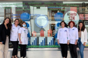 Equipo de la farmacia I+ Nieves González Aguilar, Torreblanca (Sevilla).