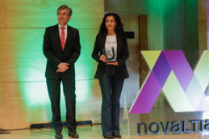 Francesc Balletbó, director general de Acofarma, y Marta Rodríguez Tato, farmacéutica titular de Farmacia El Bierzo