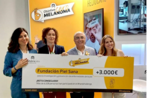 Susana Rodríguez, CEO de Cantabria Labs, hace entrega al Dr. Agustín Buendía, Director de campañas de la Fundación Piel Sana de la AEDV,  y a la Dra. Ángeles López, Coordinadora de la Campaña Euromelanoma