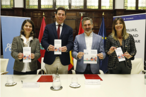 Esther Calvo de Mora, Manuel Martínez del Peral Mayor, Pepe Aniorte y Lucrecia Adeva muestran los folletos de la campaña Madrid te acompaña