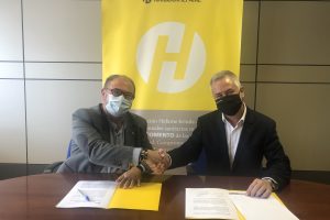 A la izquierda el director del Centro de Día MIMO-La Flota, José Fernández-Rufete, junto al secretario y consejero de Fundación Hefame, Carlos Fernández