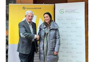 La consejera de Hefame Adriana Moreno hace entrega de la donación al presidente de AECC en Murcia, Miguel Molina