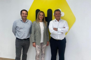 De izquierda a derecha: Gonzalo Benito, director de servicios H+; Paola Cuenca, coordinadora de servicios H+ y Manuel Morado, director de ventas de Gollmann Iberia