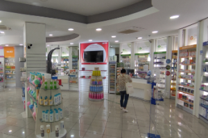 interior farmacia espejo