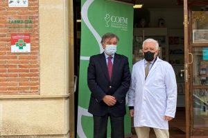 Luis González, presidente del COFM, y Luis Antonio Escudero, farmacéutico titular de la farmacia de Ribatejada