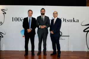 De izquierda a derecha, José Manuel Rigueiro, director general de Otsuka Pharmaceutical España, Roger Torrent, Conseller d’Empresa i Treball de la Generalitat de Catalunya y Yasushi Sato, Honorable Cónsul General de Japón en Barcelona.